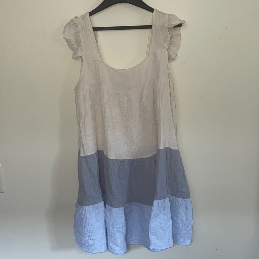 Colorblock flutter sleeve tiered dress. Woman’s size medium